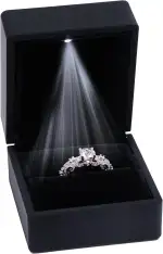Ringbox - mit LED - Schwarz - Schmucketui - beleuchtet - für besondere Momente - Schmuck, Heiratsantrag, Verlobung, Hochzeit - Ehering (Schwarz)